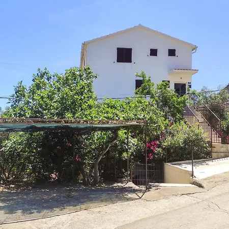 2 Bedroom Gorgeous In Okrug Gornji *