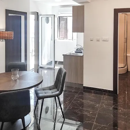 2 Bedroom Gorgeous In Okrug Gornji