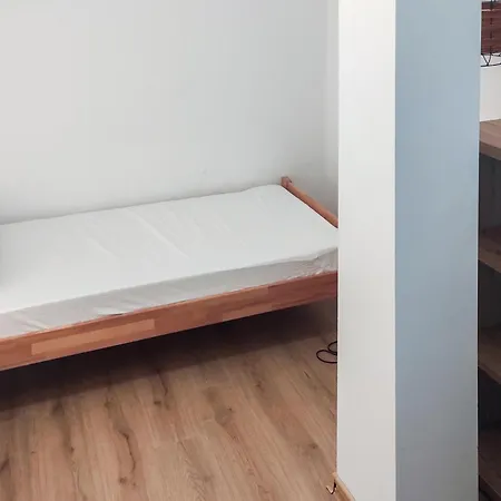 2 Bedroom Gorgeous In Okrug Gornji *